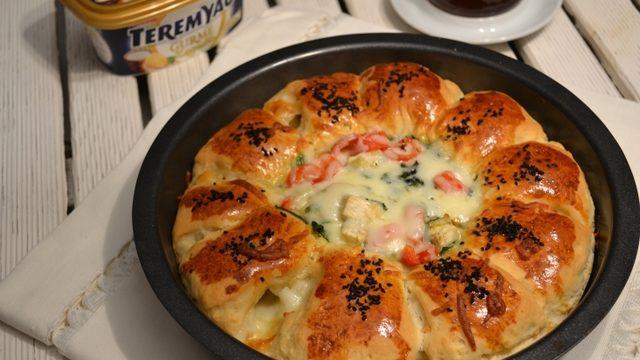 Enginar ve Peynir Soslu Ekmekler