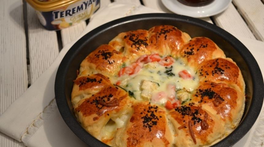 Enginar ve Peynir Soslu Ekmekler