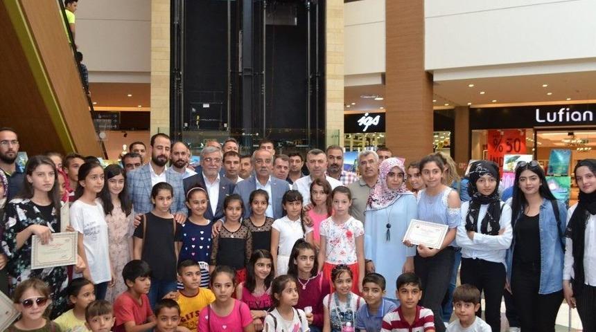 Gen&ccedil;lik Merkezi Kursiyerleri Resimlerini Piazza&rsquo;da Sergiliyor