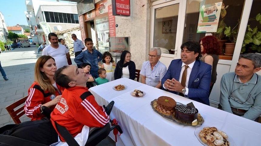 Fo&ccedil;a&rsquo;da Şampiyonlara Pastalı Kutlama