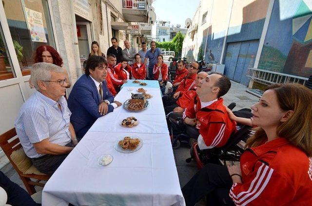 Foça’da Şampiyonlara Pastalı Kutlama