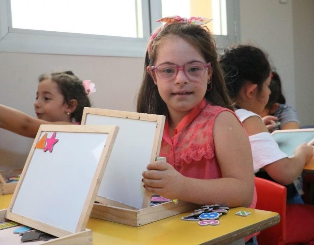 Down Sendromlu Selin Naz &Ccedil;ocuklara &Ouml;rnek Oluyor