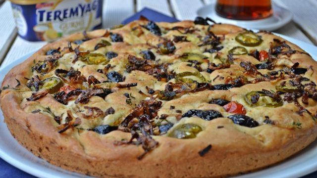 Karamelize Soğan ve Zeytinli Ekmek