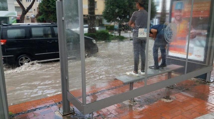 Saruhanlı&rsquo;da 20 Dakika S&uuml;ren Yağmur Hayatı Fel&ccedil; Etti