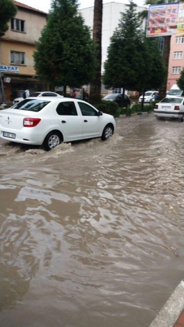 Saruhanlı’da 20 Dakika Süren Yağmur Hayatı Felç Etti