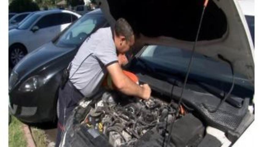 (&ouml;zel) Otomobile Sıkışan Yavru Kediyi İtfaiye Kurtardı