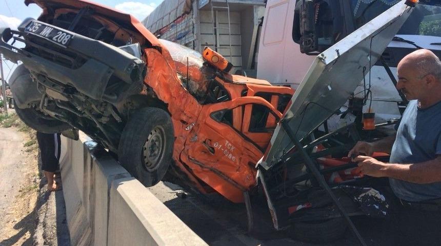 Karayolunda &Ccedil;alışma Yapan Araca Kamyon &Ccedil;arptı: 1 Yaralı