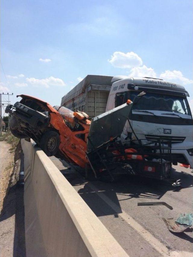 Karayolunda Çalışma Yapan Araca Kamyon Çarptı: 1 Yaralı