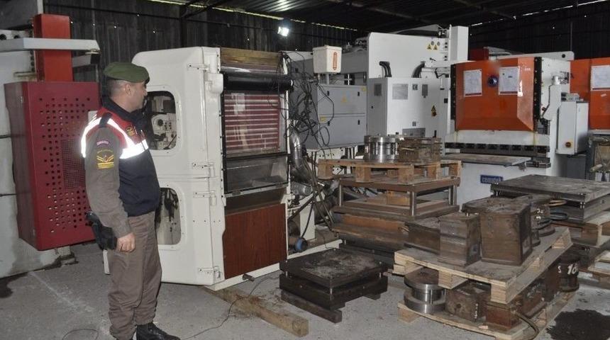 İzmir&rsquo;de Ka&ccedil;ak Sigara Fabrikasına Baskında 1 Ton T&uuml;t&uuml;n Ele Ge&ccedil;irildi