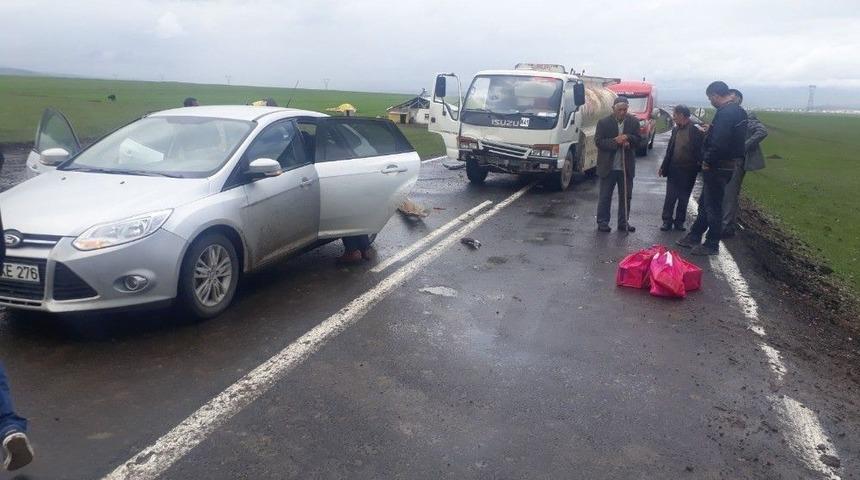 Kars&rsquo;ta Akaryakıt Tankeri İle Otomobil &Ccedil;arpıştı