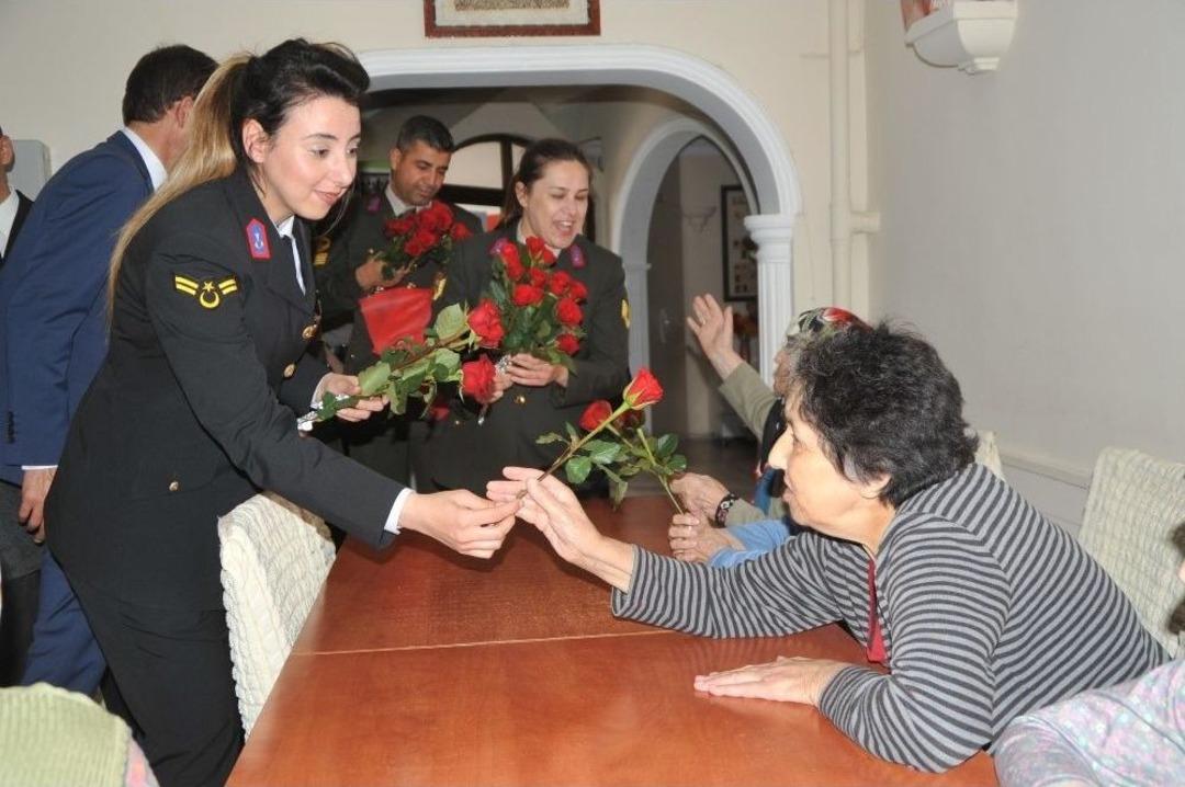 Jandarmadan Huzurevine &ldquo;anneler G&uuml;n&uuml;&rdquo; Ziyareti