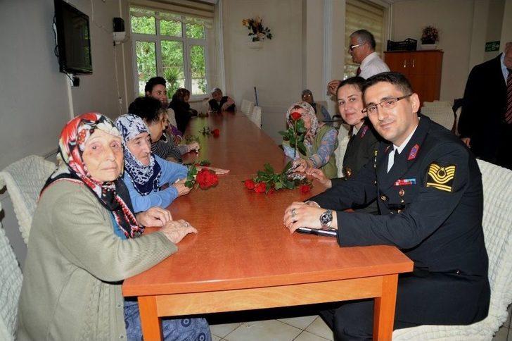 Jandarmadan Huzurevine “anneler Günü” Ziyareti G5