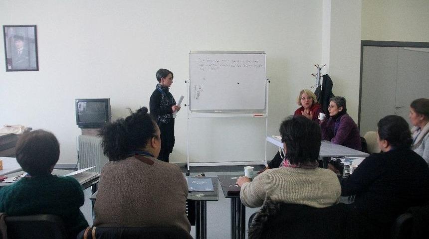 Kadınlar Haklarını &Ouml;ğreniyor