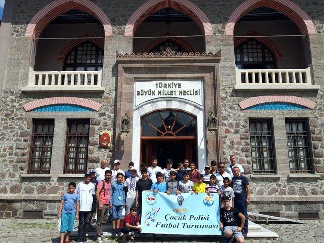 Futbol Turnuvasının Galiplerine Gezi &Ouml;d&uuml;l&uuml; 1