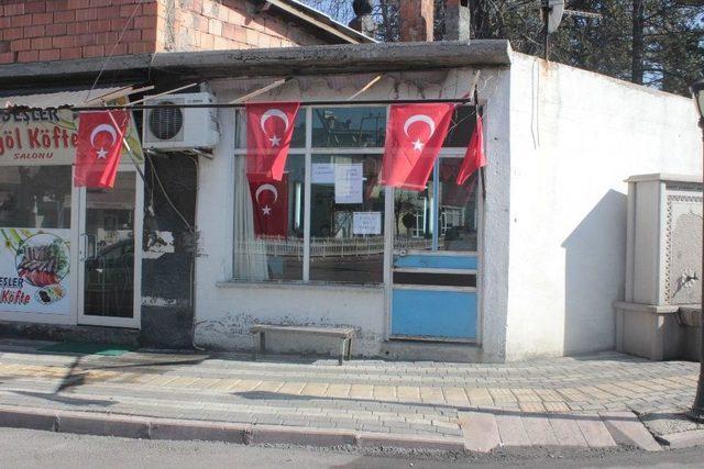 Bir G&uuml;nl&uuml;k Hasılatını Mehmet&ccedil;ik Vakfı&rsquo;na Bağışladı 1