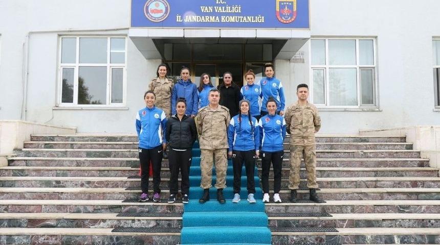 Hakkarig&uuml;c&uuml; Spor Kadın Futbol Takımından Jandarmaya Teşekk&uuml;r Ziyareti