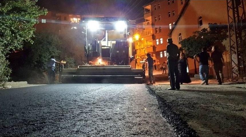 Hakkari&rsquo;de Asfalt &Ccedil;alışması Gece De Yapılıyor