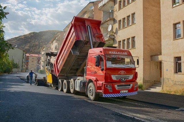 Hakkari’de Asfalt Çalışması Gece De Yapılıyor