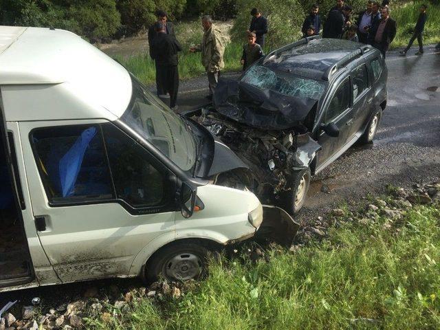 Şırnak’ın Beytüşşebap İlçesi Ayvalık Köyü Mevkisinde Öğrenci Servisi İle Otomobilin Çarpışması Sonucu 1’i Ağır 8 Kişi Yaralandı. Bölgeye Çok Sayıda Ambulans Sevk Edildi.