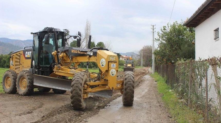 Ortaca Belediyesi Kendi &Uuml;rettiği Malzemelerle Asfaltlama &Ccedil;alışmalarına Devam Ediyor