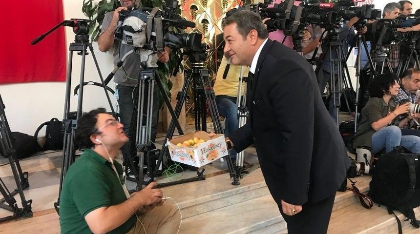 Fendoğlu Tbmm’de Kayısı Dağıttı