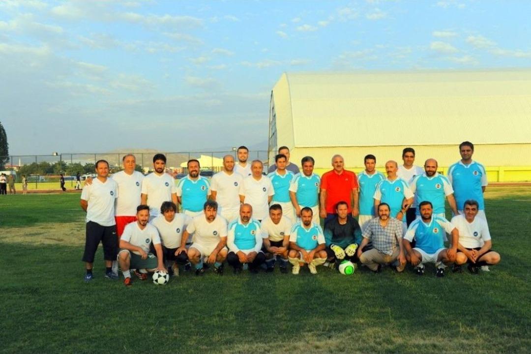 Akademisyenlerle Gazeteciler Arasında Dostluk Ma&ccedil;ı