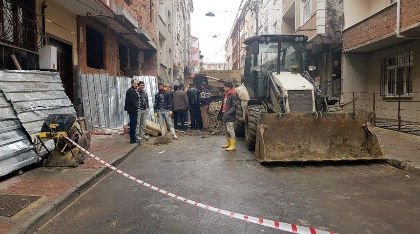 Esenler&rsquo;de Bir İş&ccedil;i G&ouml;&ccedil;&uuml;k Altında Kaldı