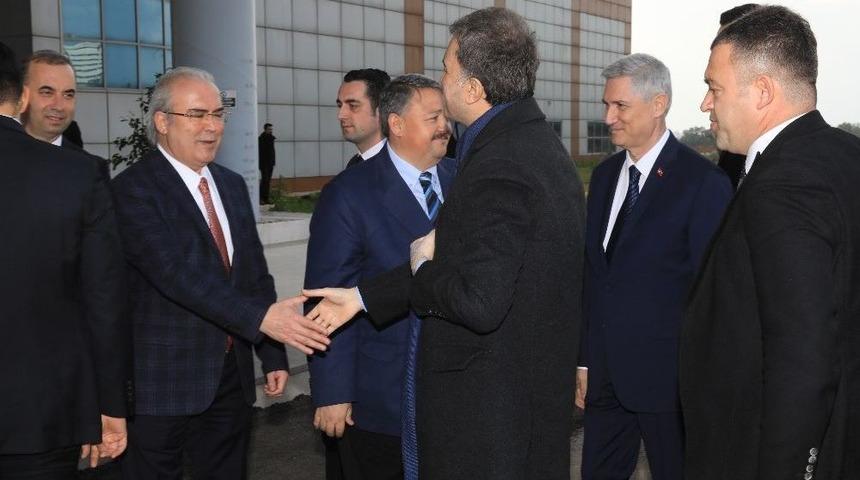 &Ccedil;&uuml; Eczacılık Fak&uuml;ltesine &ldquo;halil Avcı&rdquo; İmzası