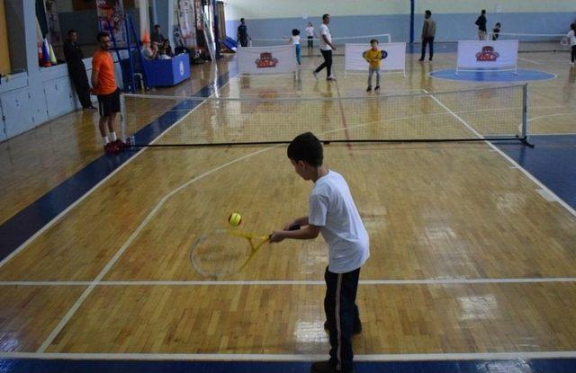 Spor Şenliklerinde Dart Ve Tenis Heyecanı Yaşandı