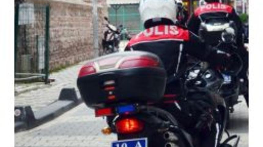 Motosikletli Polisler 2 Silah Ele Ge&ccedil;irdi