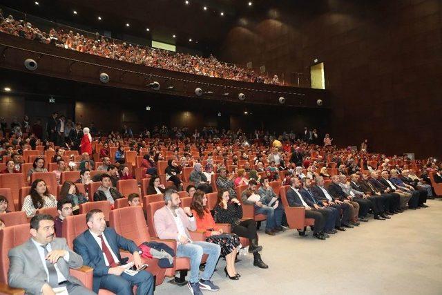 Arnavutköy Belediyesi Sanat Akademisi 3’üncü Mezunlarını Verdi