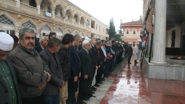 Gazeteci Yazar Yakut Yakamoz Hayatını Kaybetti