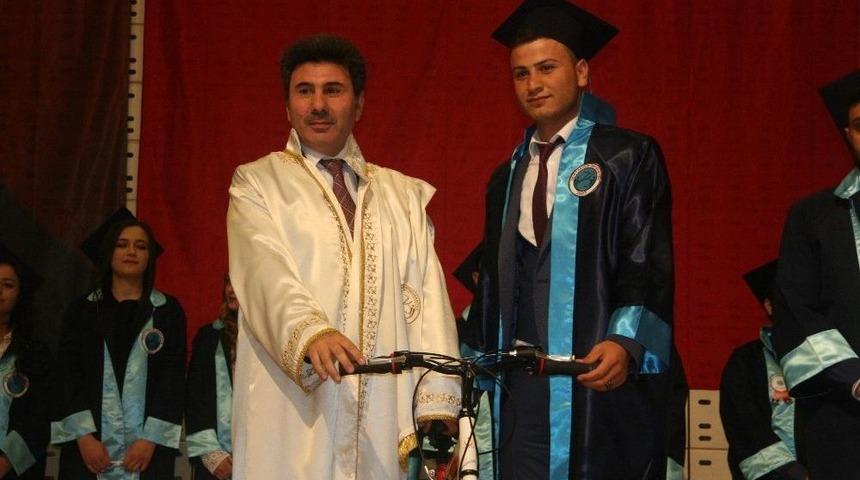 7 Aralık &Uuml;niversitesinden 2 Bin Kişi Mezun Oldu