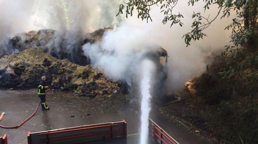 Saman Y&uuml;kl&uuml; Tır Yanarak K&uuml;le D&ouml;nd&uuml;