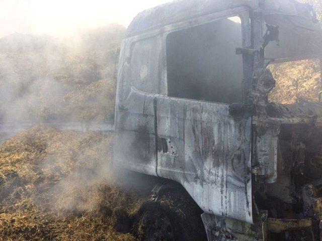 Saman Yüklü Tır Yanarak Küle Döndü