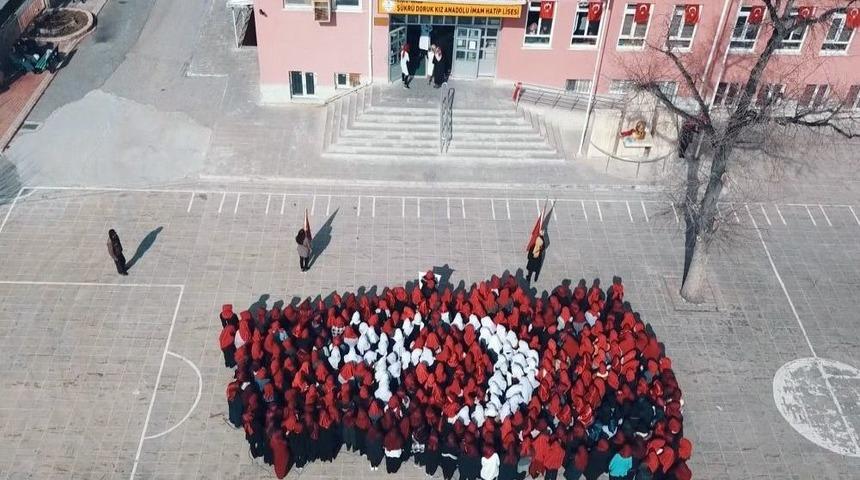 &Ouml;ğrenciler Mehmet&ccedil;ik İ&ccedil;in Bayrak Oldu Dalgalandı