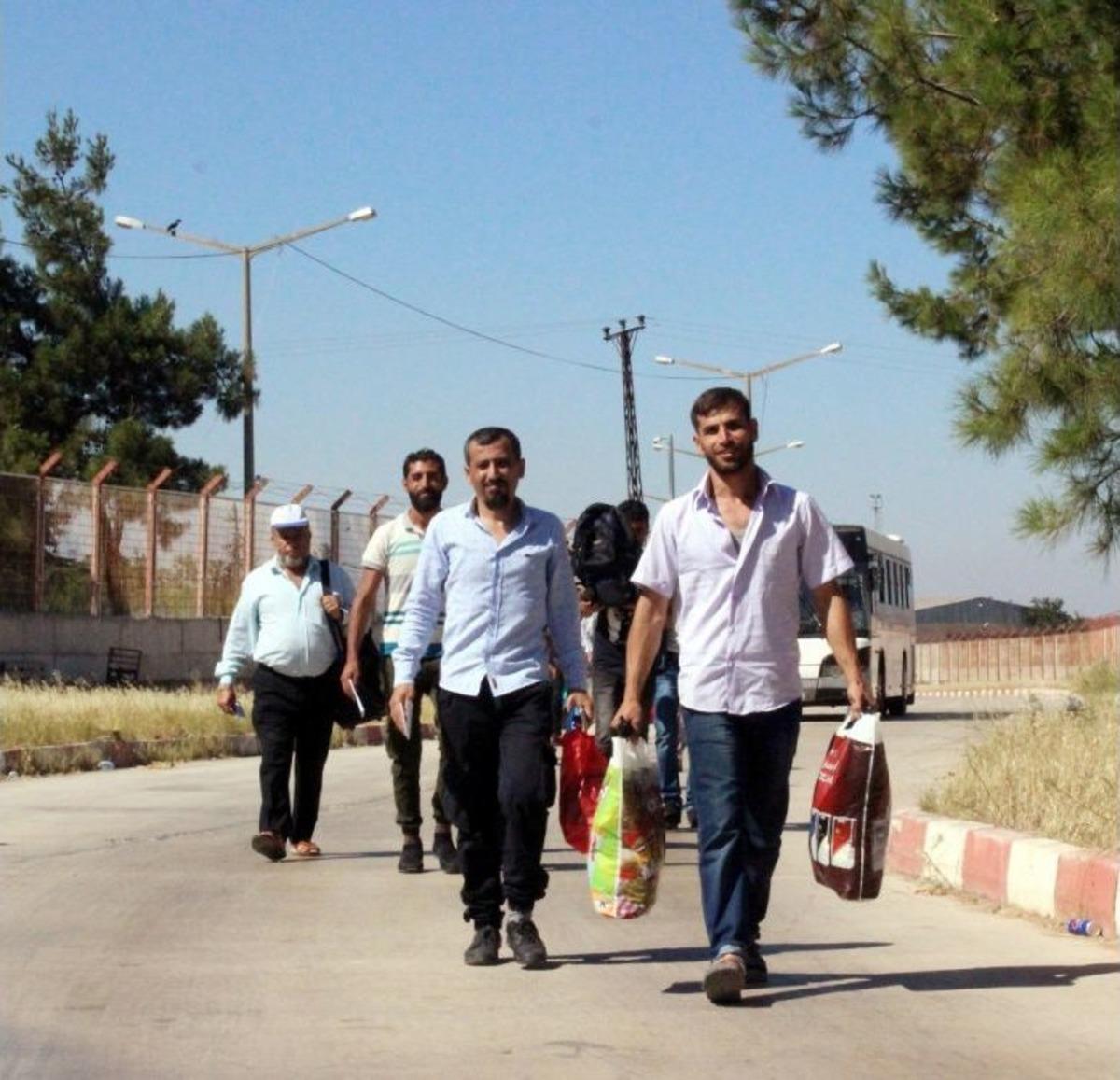 40 Dereceyi Aşan Sıcakta Suriyelilerin D&ouml;n&uuml;ş&uuml; S&uuml;r&uuml;yor