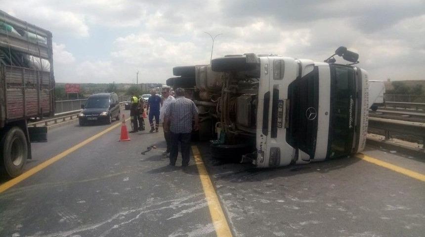 Tem Otoyolu’nda Saman Yüklü Kamyon Devrildi