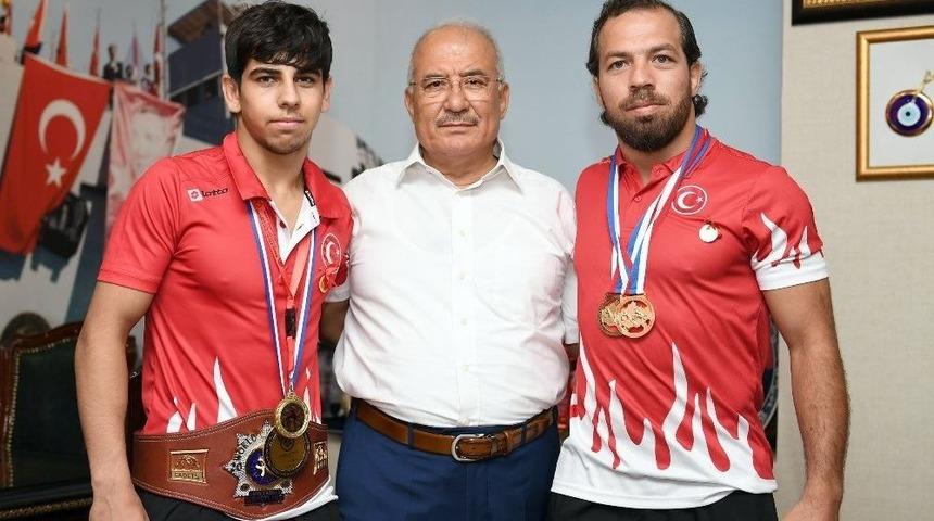 D&uuml;nya Şampiyonu G&uuml;reş&ccedil;iler Mersin&rsquo;de