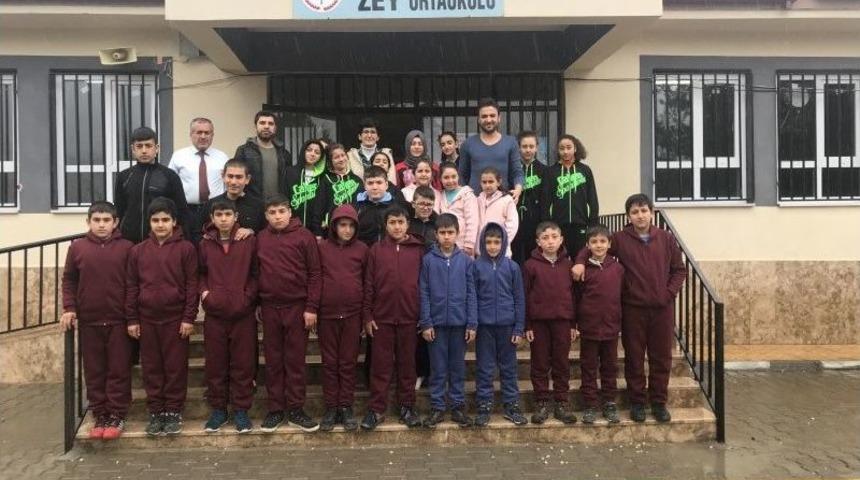 Hayırseverlerden Öğrencilere Eşofman Yardımı