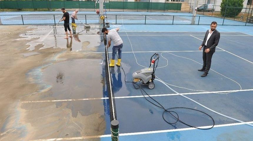 Tenis Kortlarında Yaz Temizliği
