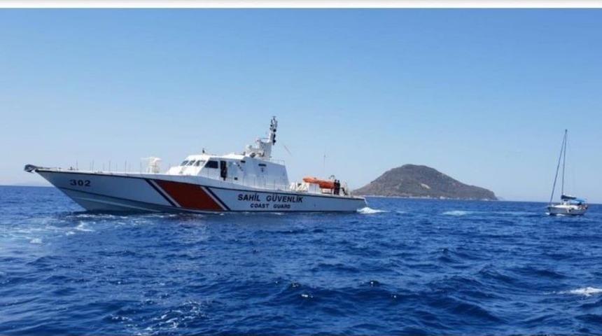 Bodrum A&ccedil;ıklarında S&uuml;r&uuml;klenen Tekneyi Sahil G&uuml;venlik Kurtardı