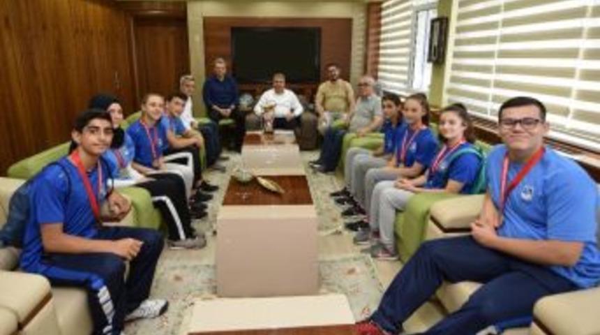 Kupa Sevincini Başkan &Ccedil;er&ccedil;i İle Paylaştılar