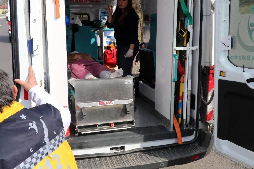 Kanser Taramasından D&ouml;nerken Kaza Yaptılar: 9 Yaralı