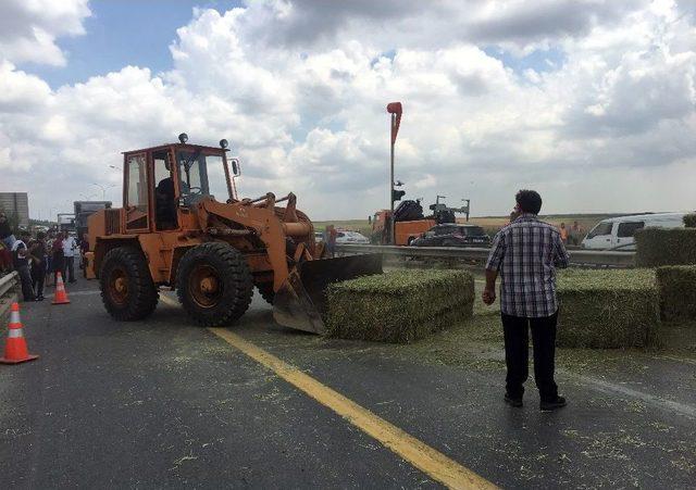 Tem Otoyolunda Devrilen Saman Yüklü Tır Yoldan Kaldırıldı