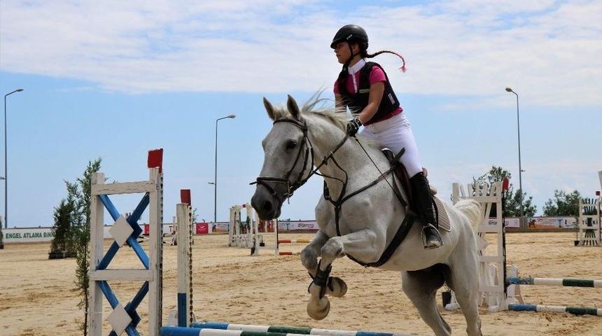 Samsun&rsquo;da &rsquo;engel Atlama Ve Binicilik Yarışları&rsquo; Yapıldı