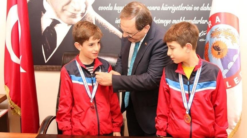 Başkan Şahin&rsquo;den &Ouml;zel Sporculara Altın