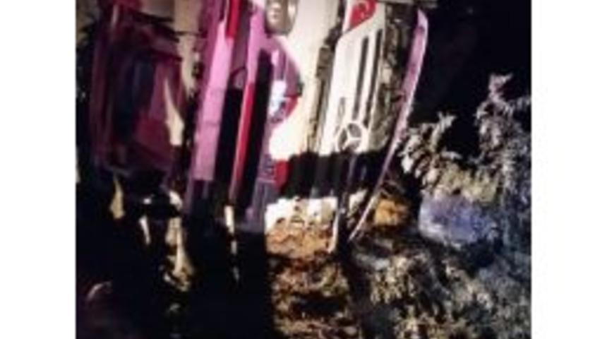 Otoyolda Devrilen Tırın Sürücüsü Öldü