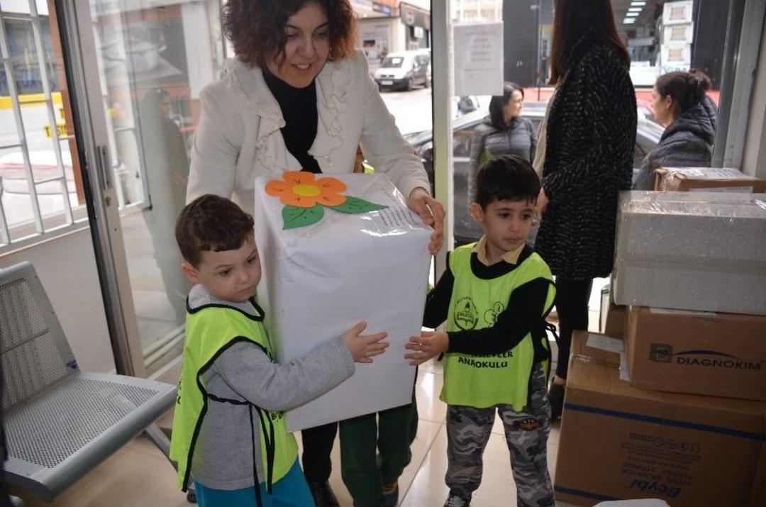 Minik Kalplerden Mehmet&ccedil;iğe Sevgi İle