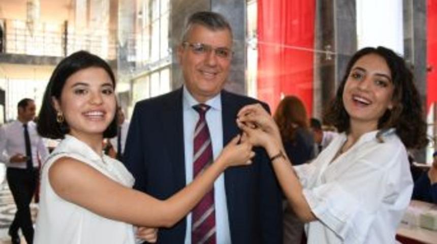 Ayhan Barut&rsquo;un Rozetini Kızları Taktı